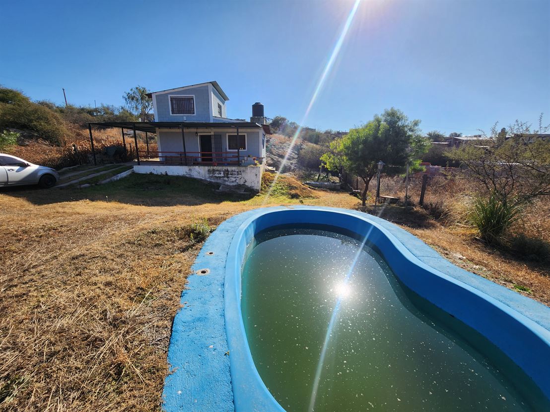 Casa de una habitación con pileta y parque.