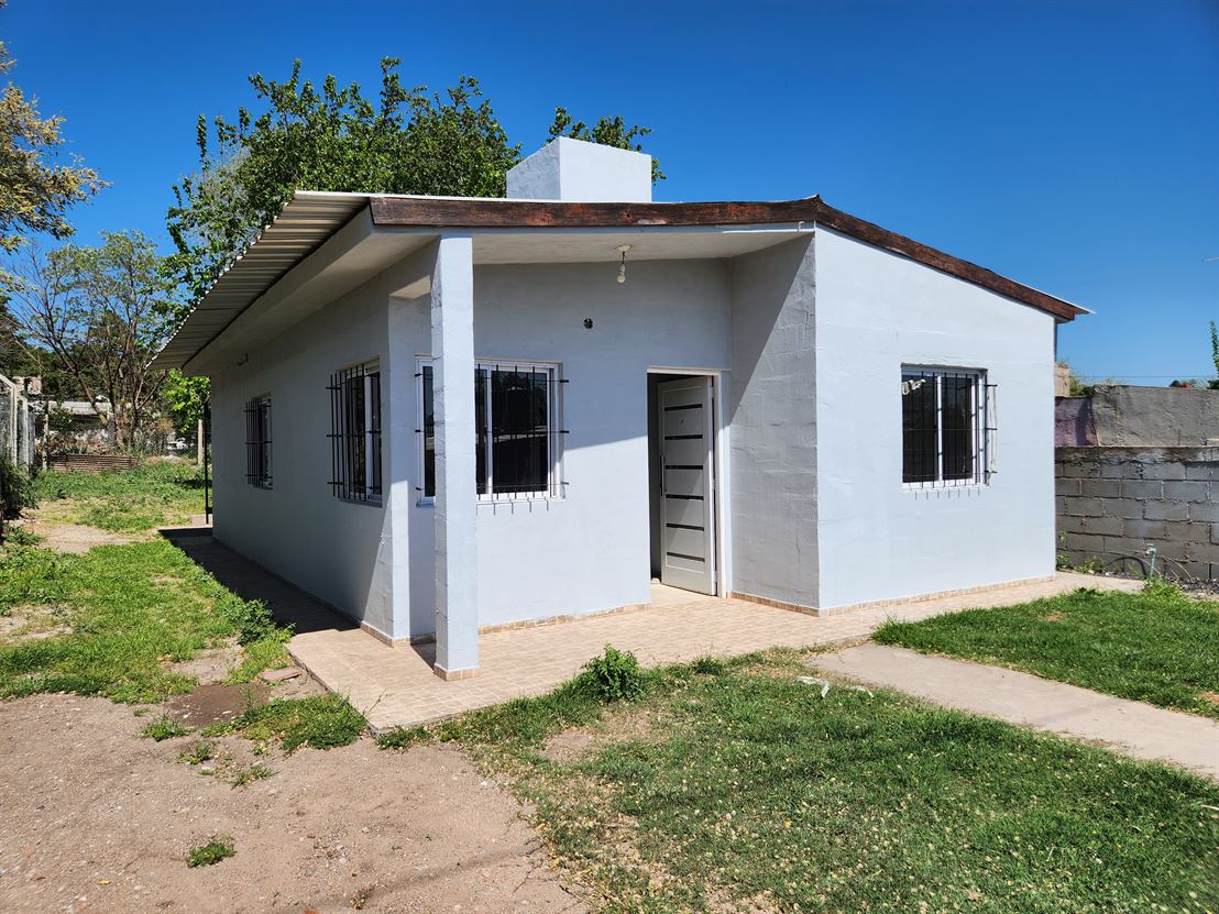 Casa de dos habitaciones a una cuadra de ruta.