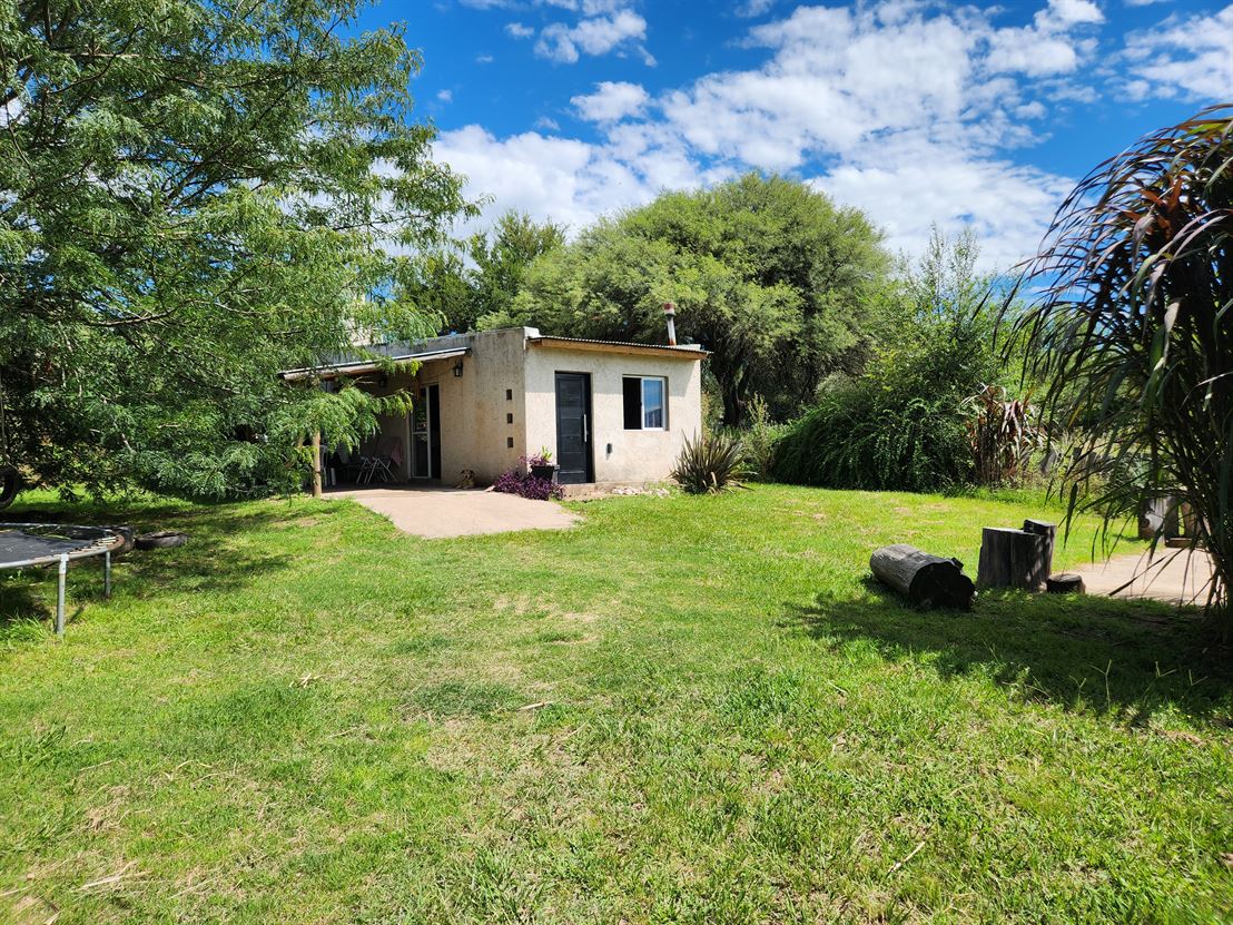 Casa de dos habitaciones con parque y piscina.
