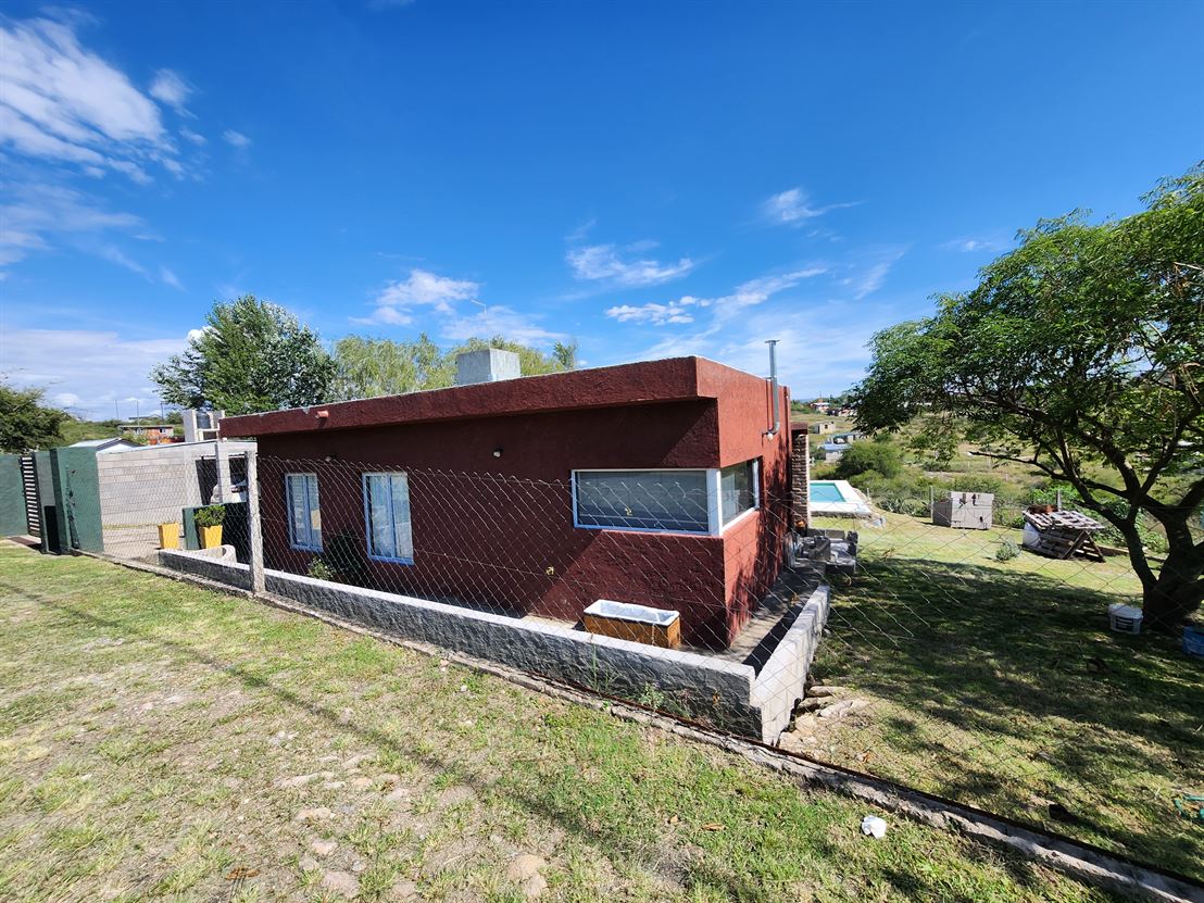 Hermosa casa esquina con piscina es Estancia Vieja